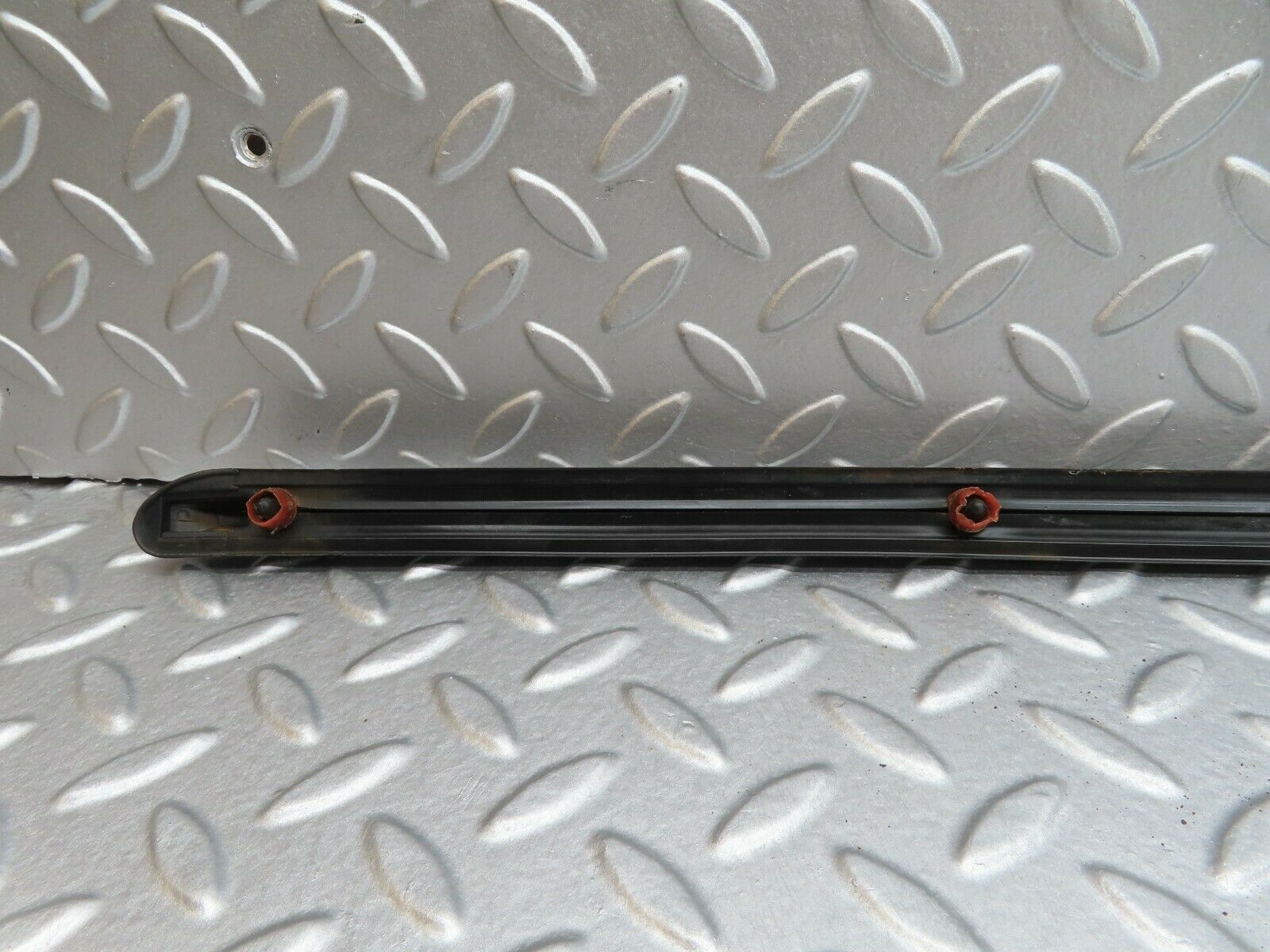 18004 Mercedes-Benz W123 200 Front Right Fender Wing Centre Moulding Trim