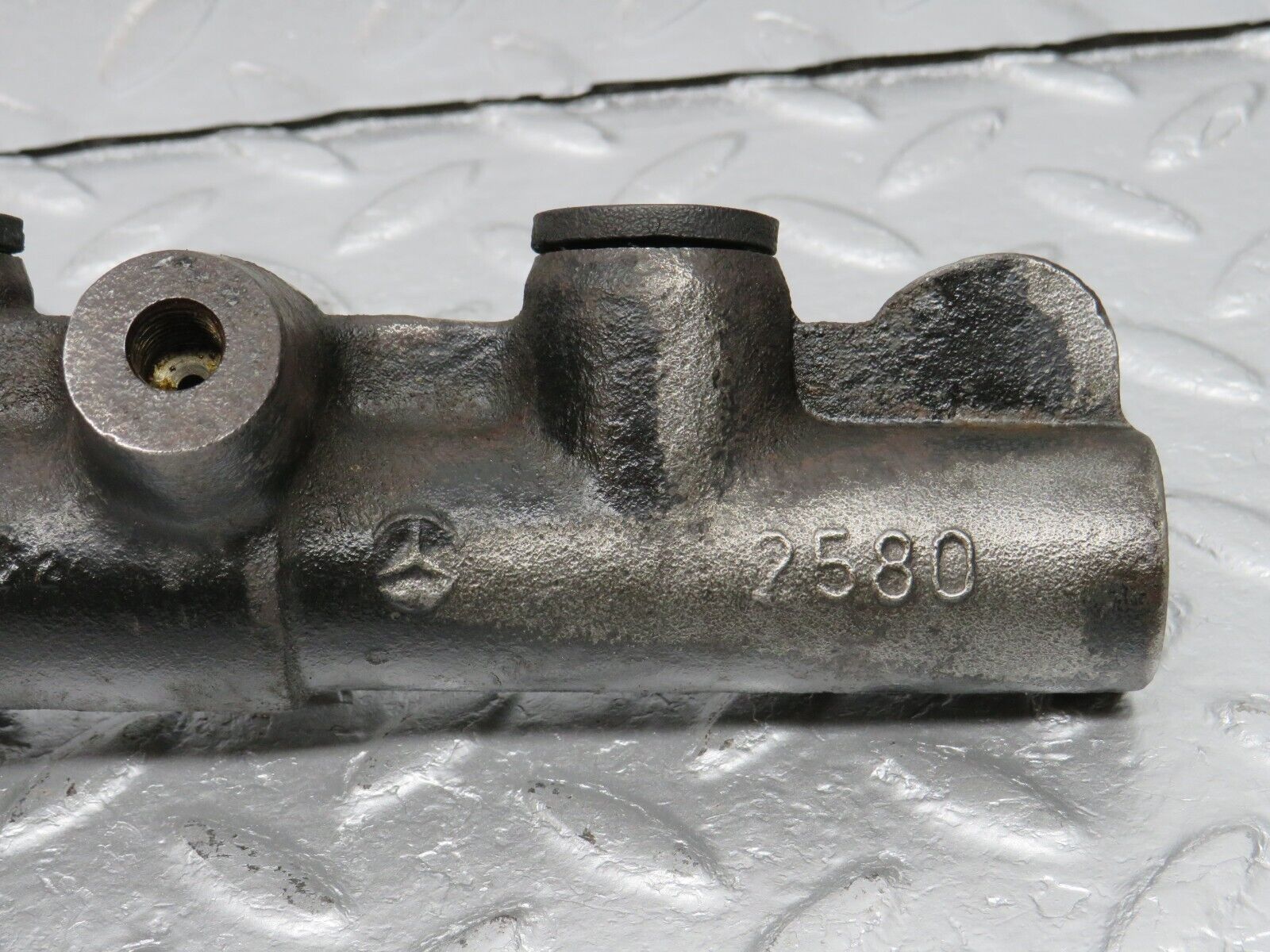 40703 Mercedes-Benz W123 300D Brake Master Cylinder Bendix