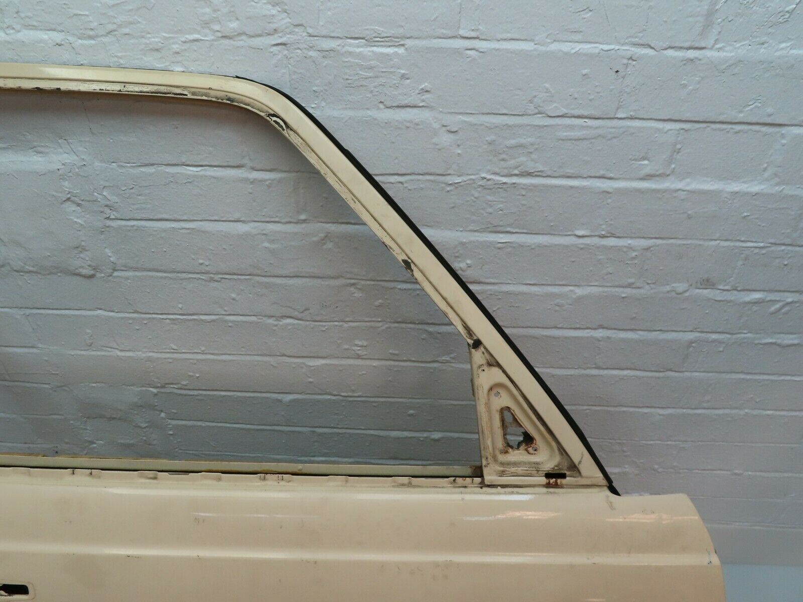 4079 Mercedes-Benz S123 200T Wagon Front Right Door With Lower Trim
