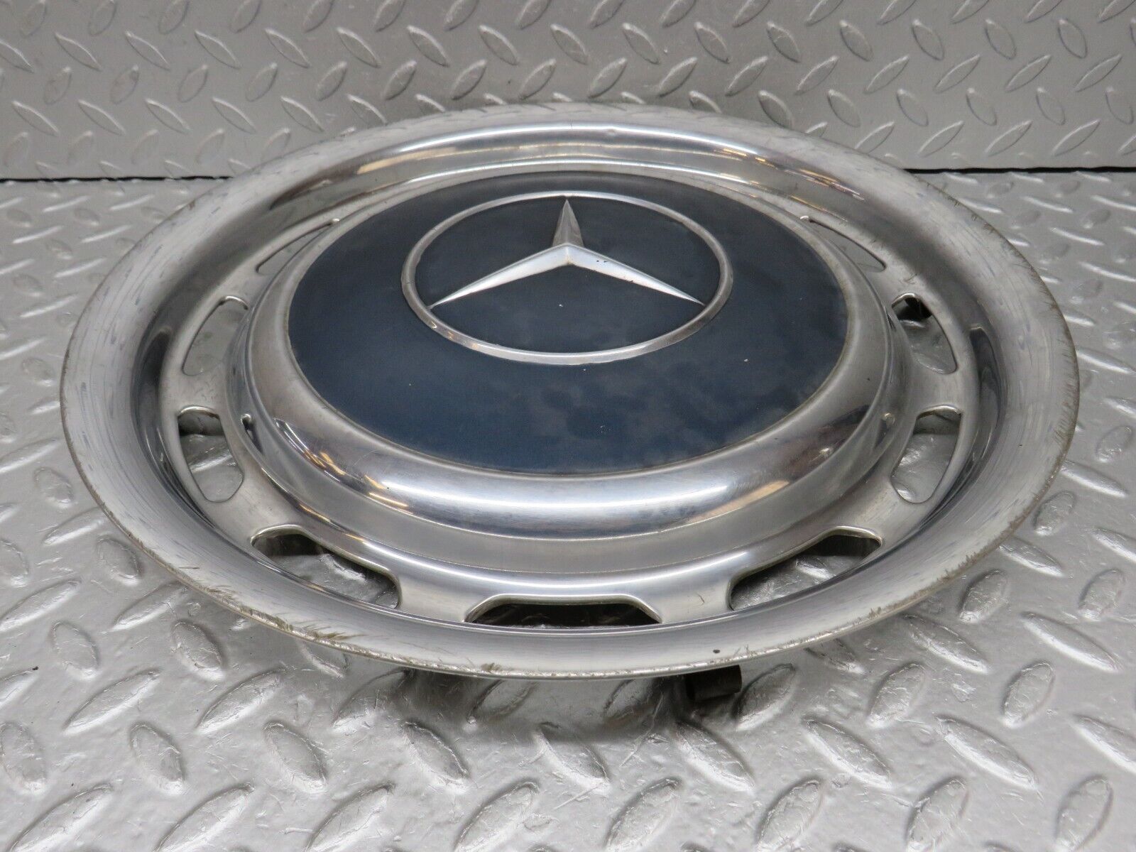 37465 Mercedes-Benz W109 300SEL Wheel Hub Cap 14"