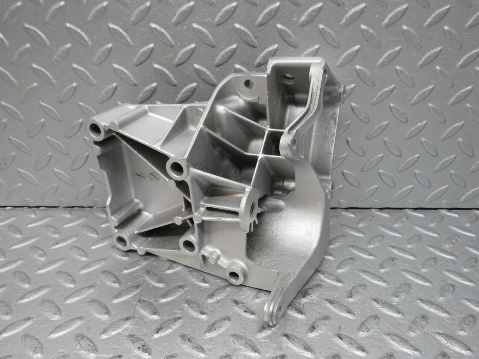 36790 Mercedes-Benz W201 190E 2.0L Power Steering Pump Bracket 1022361030