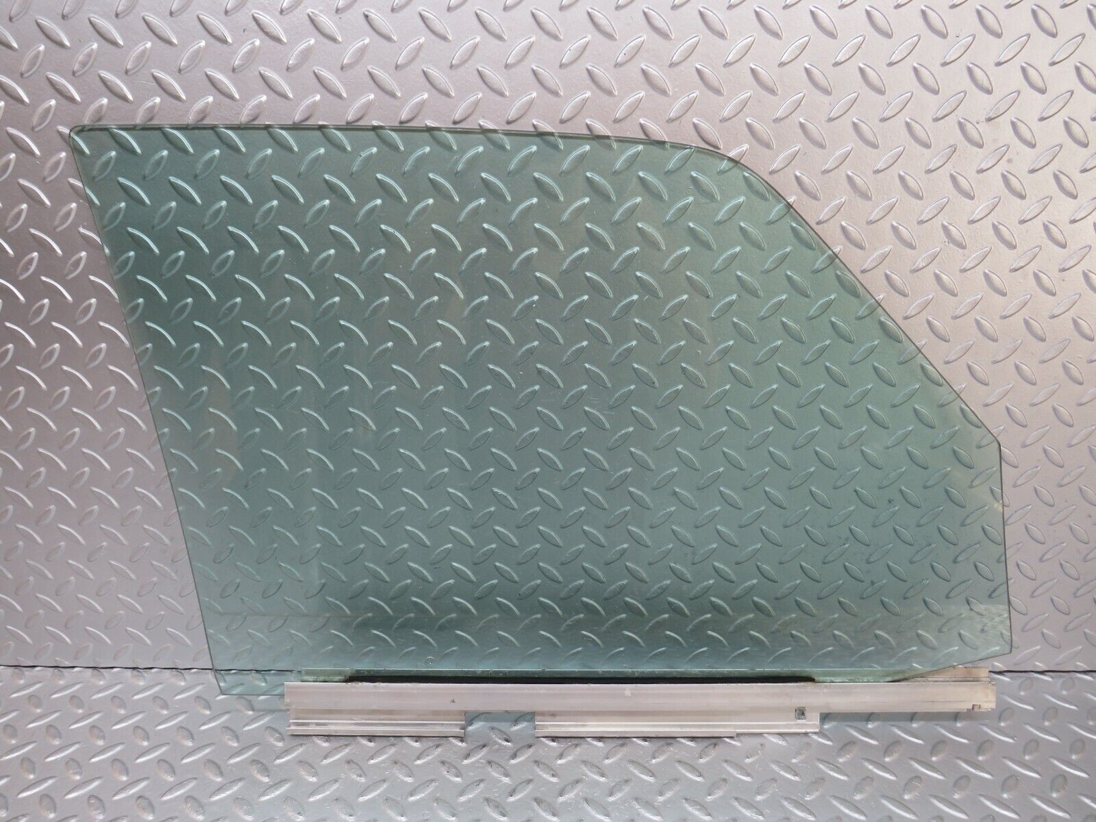 36037 Mercedes-Benz W126 420SE Front Left Door Window Glass