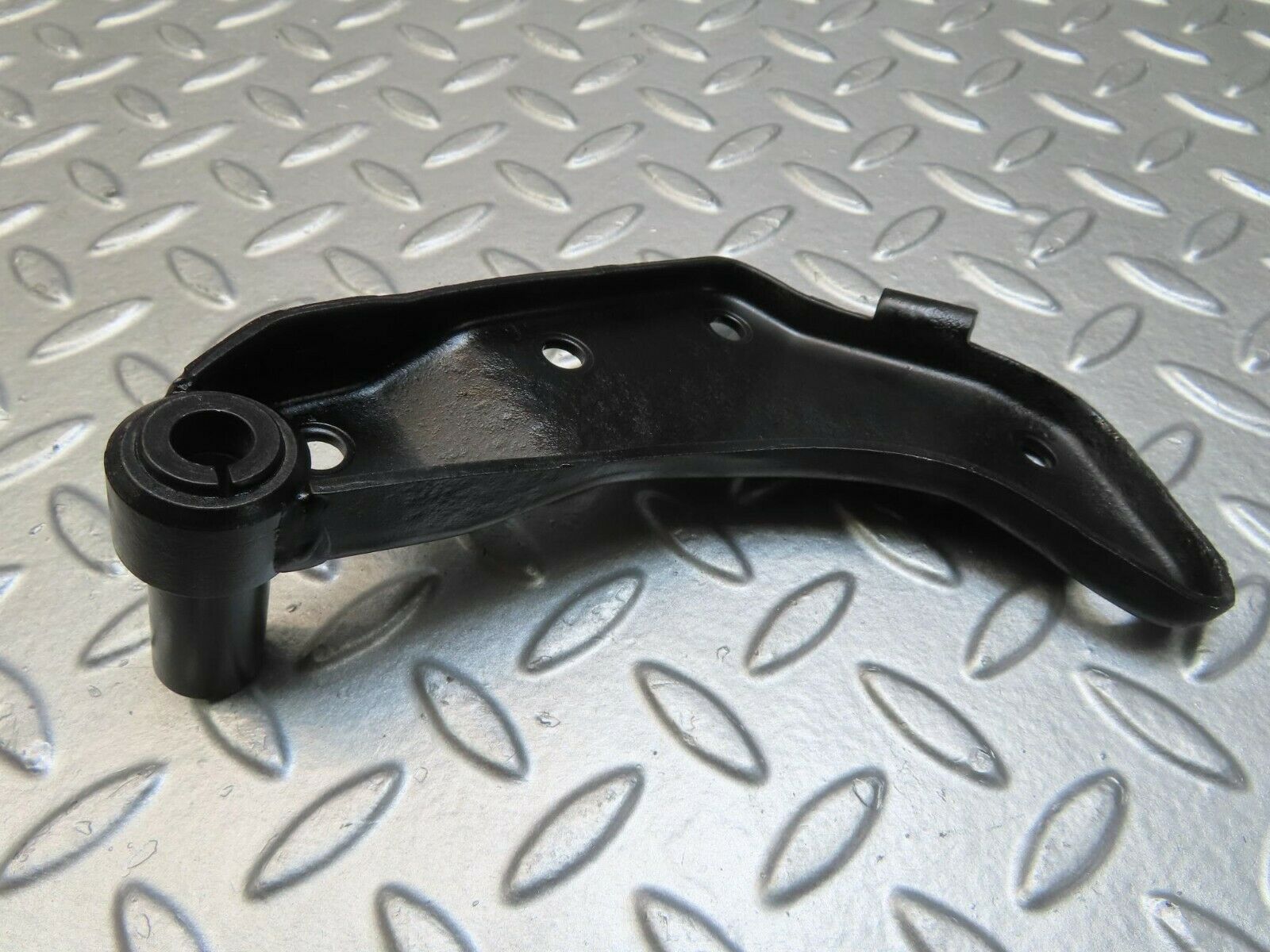11524 Mercedes-Benz C123 230CE Coupe Alternator Generator Bracket