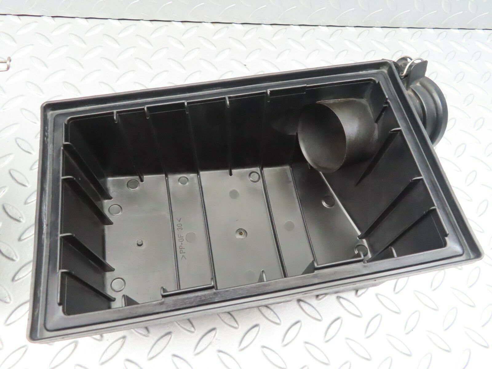 6567 Mercedes-Benz S124 E220 Wagon Air Filter Housing 1110940102