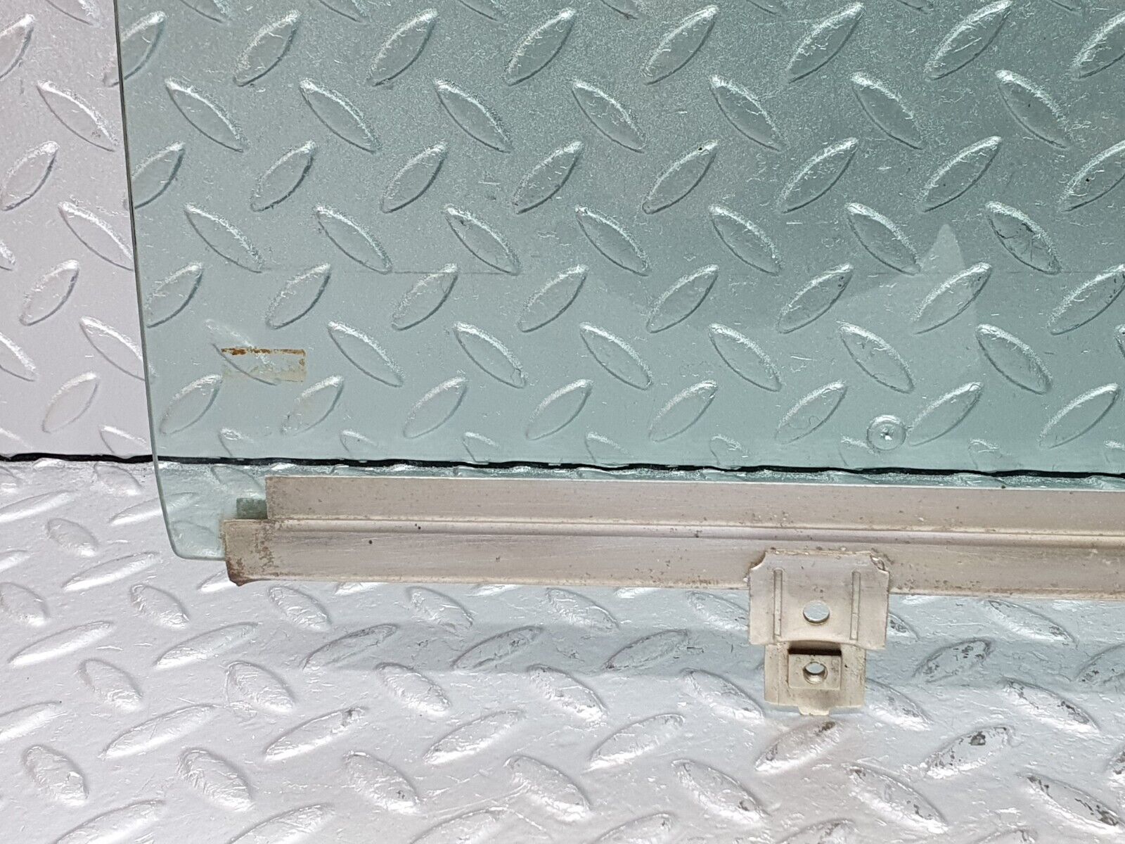 40781 Mercedes-Benz W123 300D Rear Right Door Window Glass
