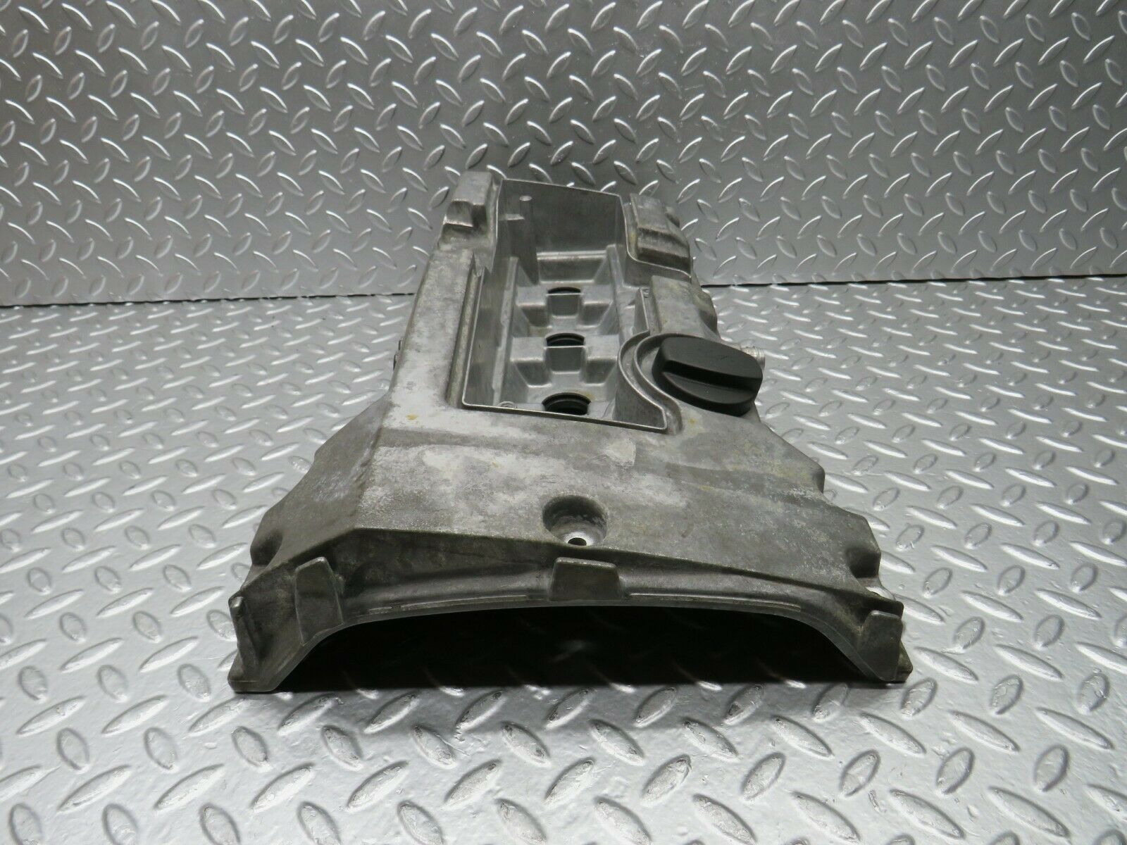22500 Mercedes-Benz C124 E220 Coupe Cylinder Head Valve Cover 1110100330
