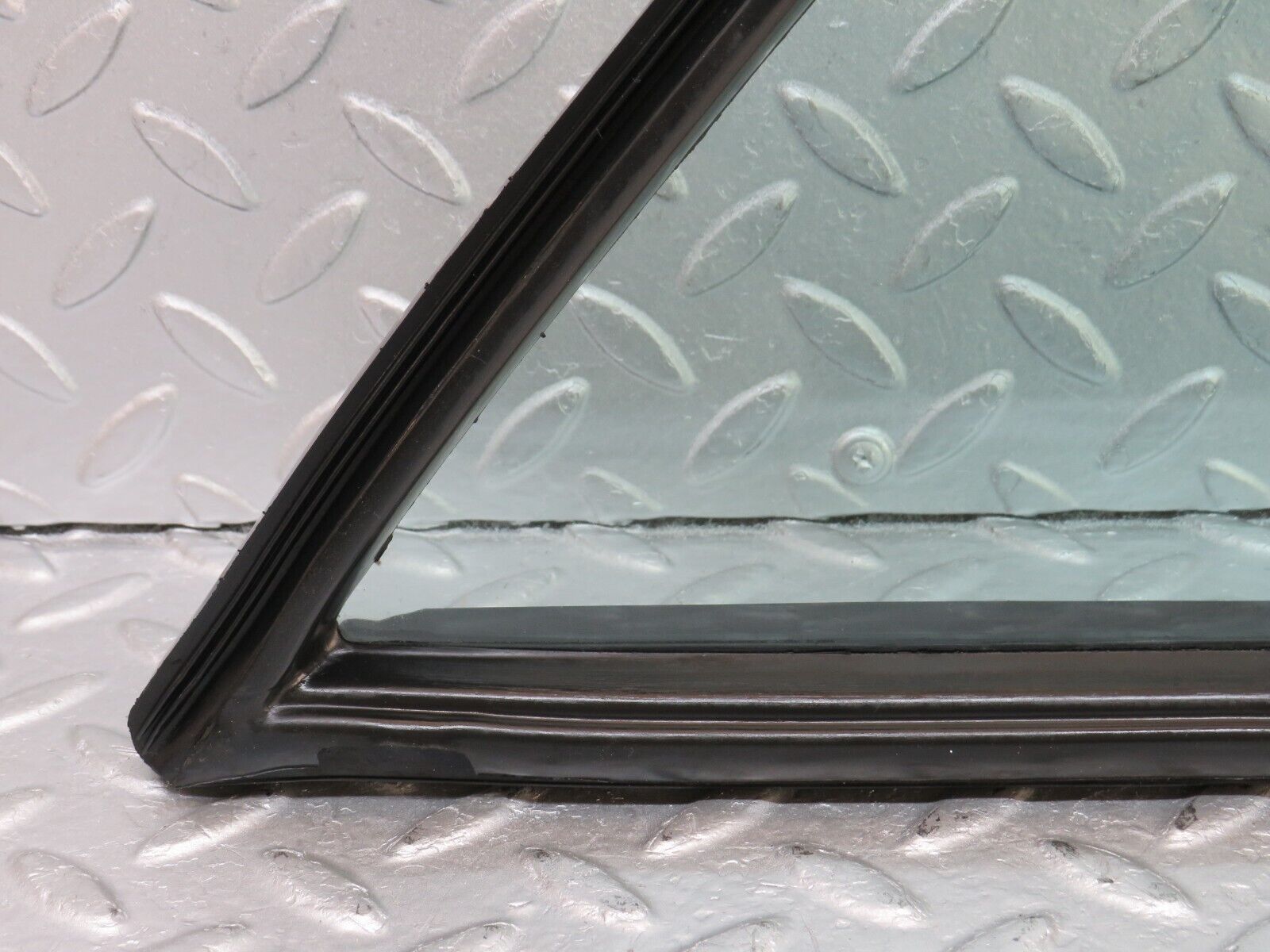 36062 Mercedes-Benz W126 420SE Rear Right Quarter Window 1267350224