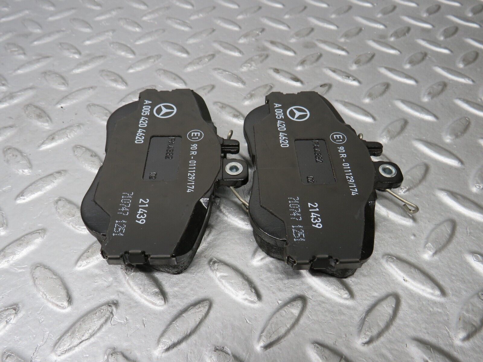 38206 Mercedes-Benz W202 Genuine Front Brake Pads New 0054204620