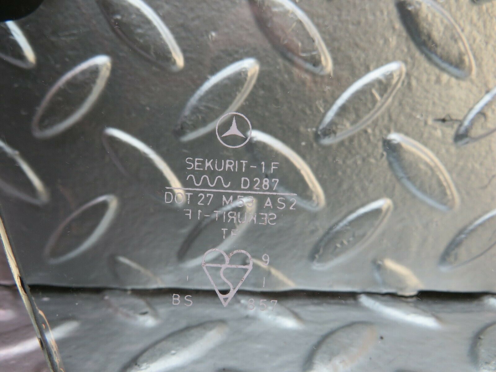 22853 Mercedes-Benz C107 450SLC Coupe Rear Right Quarter Window Glass Tinted