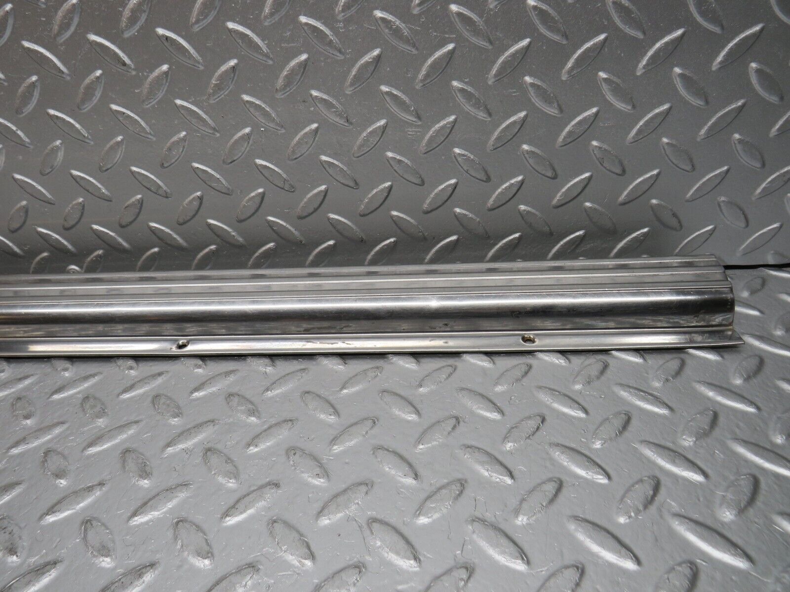 0844 Mercedes-Benz C107 350SLC Coupe Right Door Sill Chrome