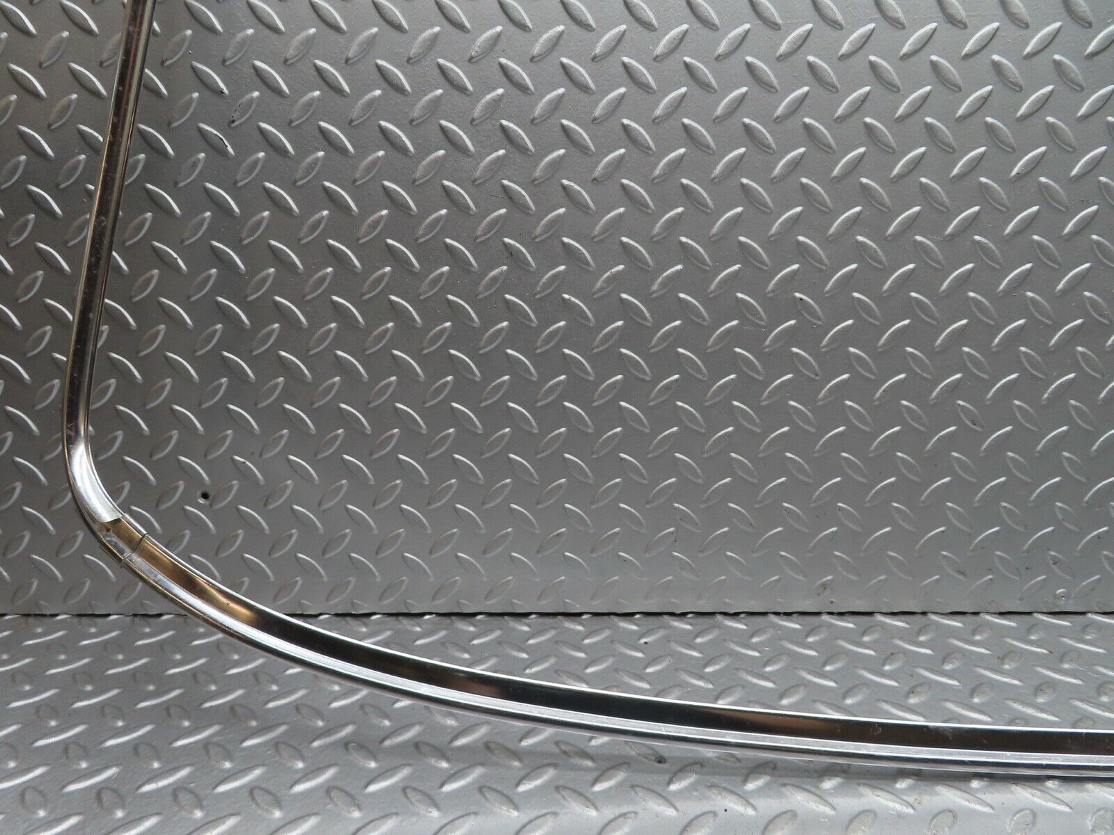 19122 Mercedes-Benz W123 300D Rear Windscreen Chrome Frame