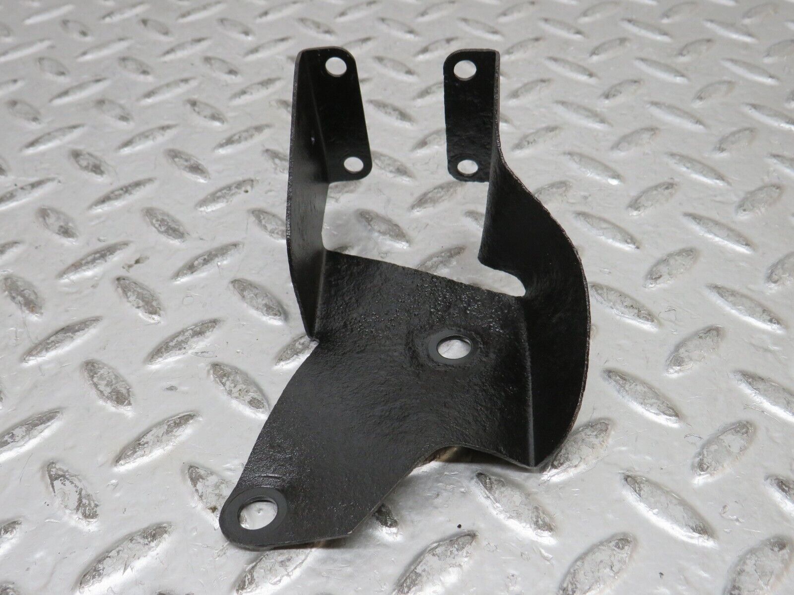 28487 Mercedes-Benz S123 240D Wagon Suspension Levelling Valve Bracket