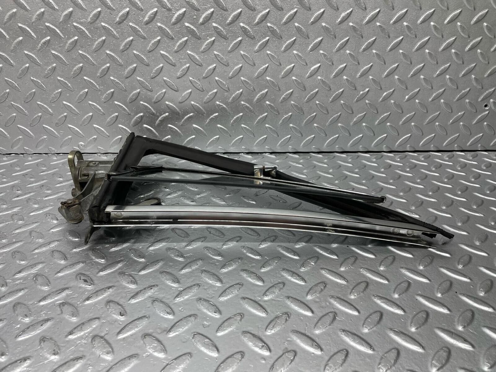 40521 Mercedes-Benz W108 Front Left Quarter Window