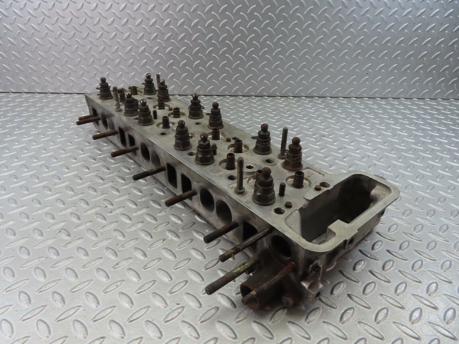 8672 Mercedes-Benz W123 250 Cylinder Head 1230160301