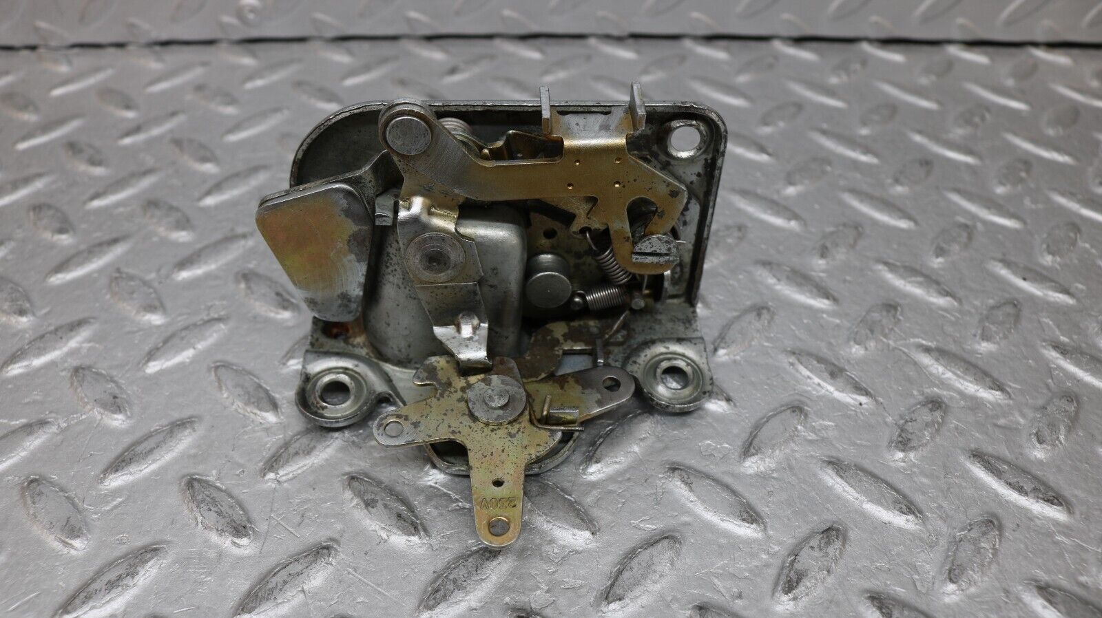 37269 Mercedes-Benz W109 300SEL Rear Left Door Lock Mechanism
