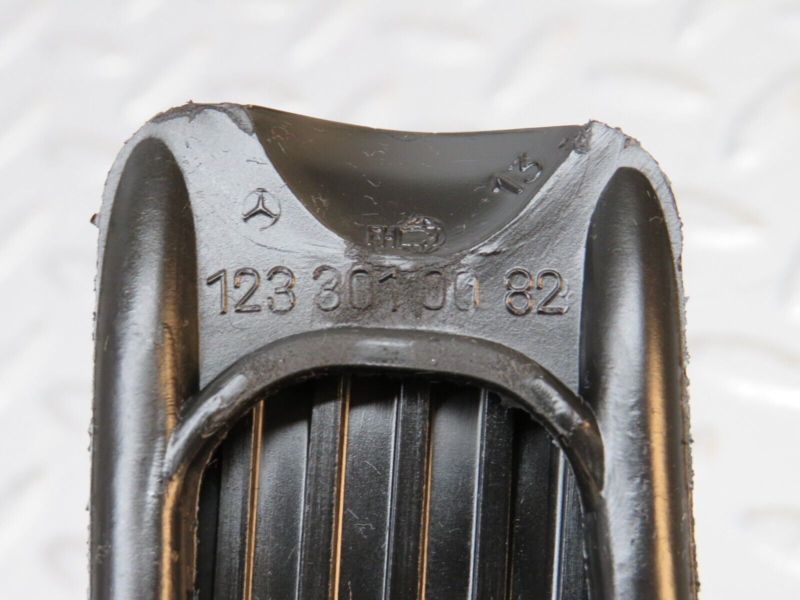 30638 Mercedes-Benz W201 190E 2.0L Accelerator Pedal & Rubber 1263000504