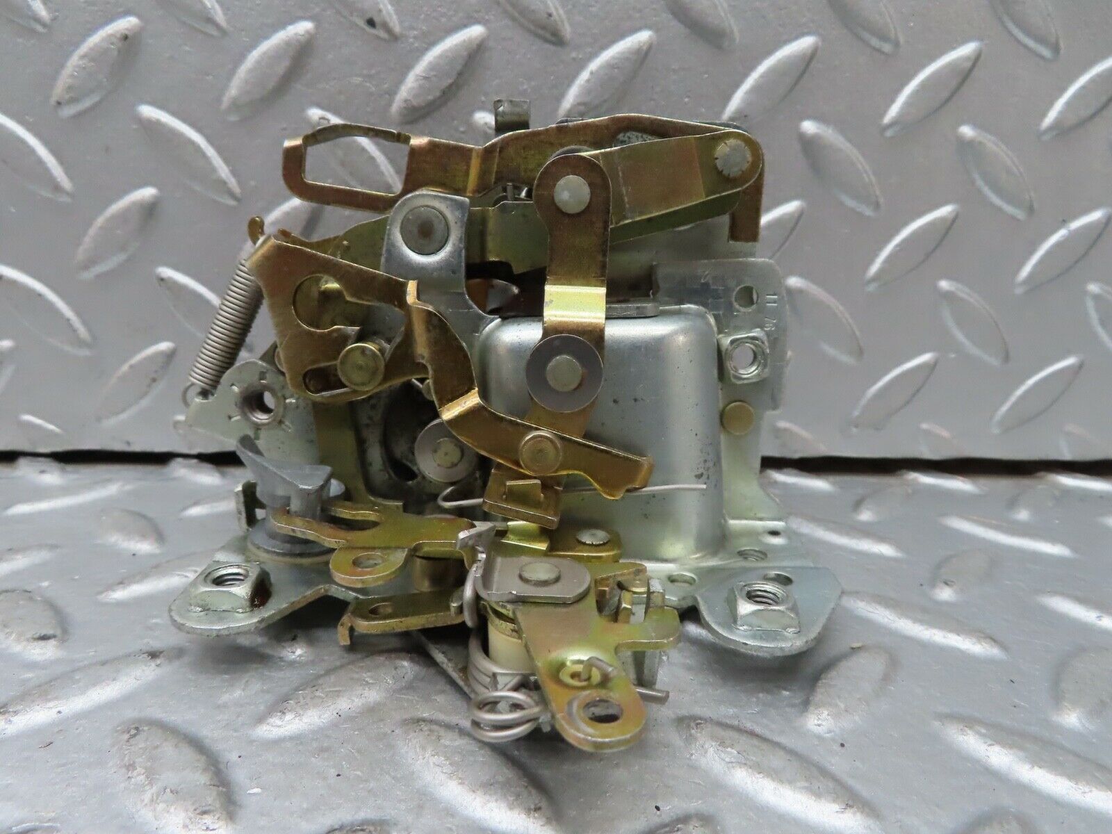 19152 Mercedes-Benz W123 300D Front Right Door Lock Mechanism