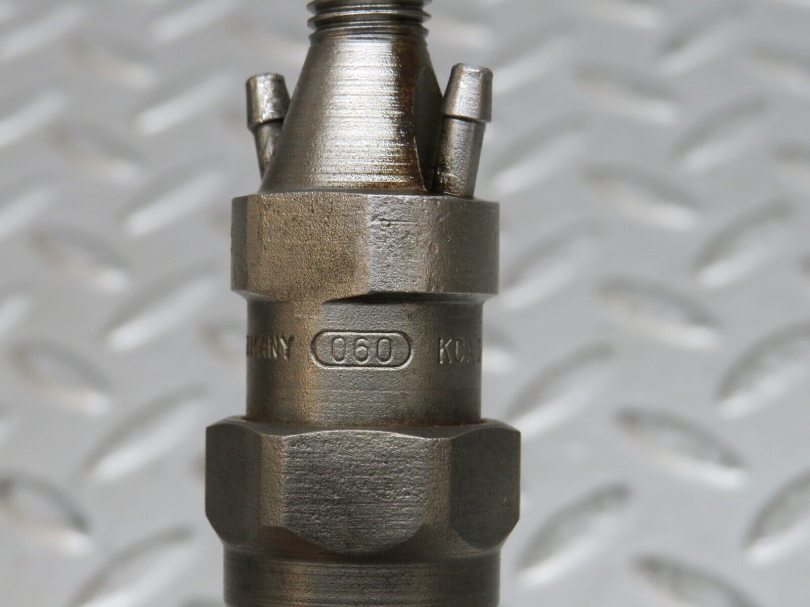 28503 Mercedes-Benz S123 240D Wagon Fuel Injector Bosch KCA30S35/4