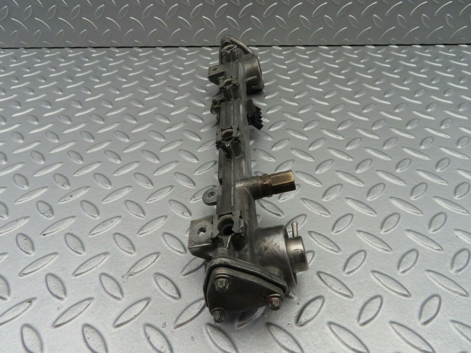 6784 Mercedes-Benz S124 E220 Wagon Fuel Injector Rail 1110780745