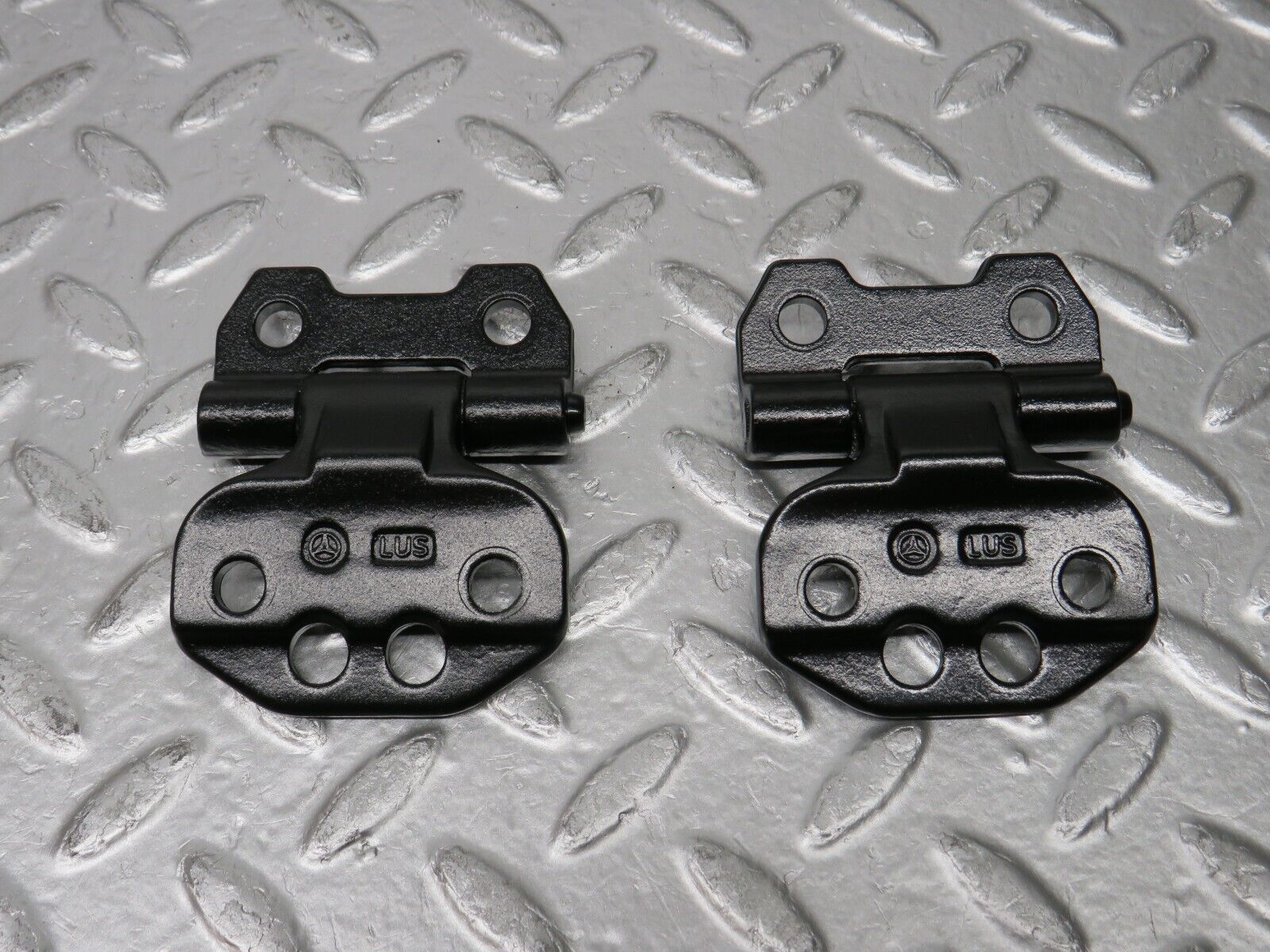 30392 Mercedes-Benz W124 230E Left Door Hinge Pair