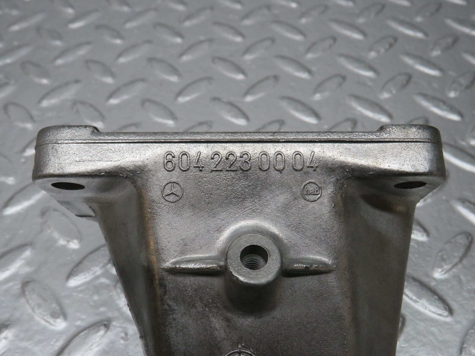 33531 Mercedes-Benz W202 C180 Engine Mount Bracket Right Side 6042230004