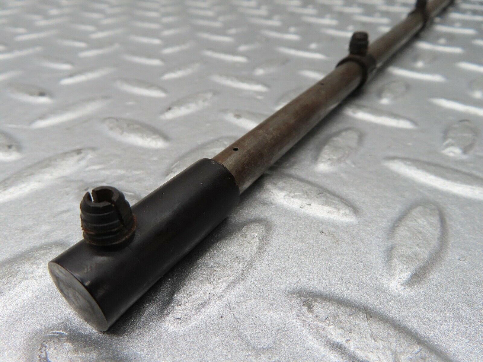 16765 Mercedes-Benz C107 380SLC Camshaft Oil Tube
