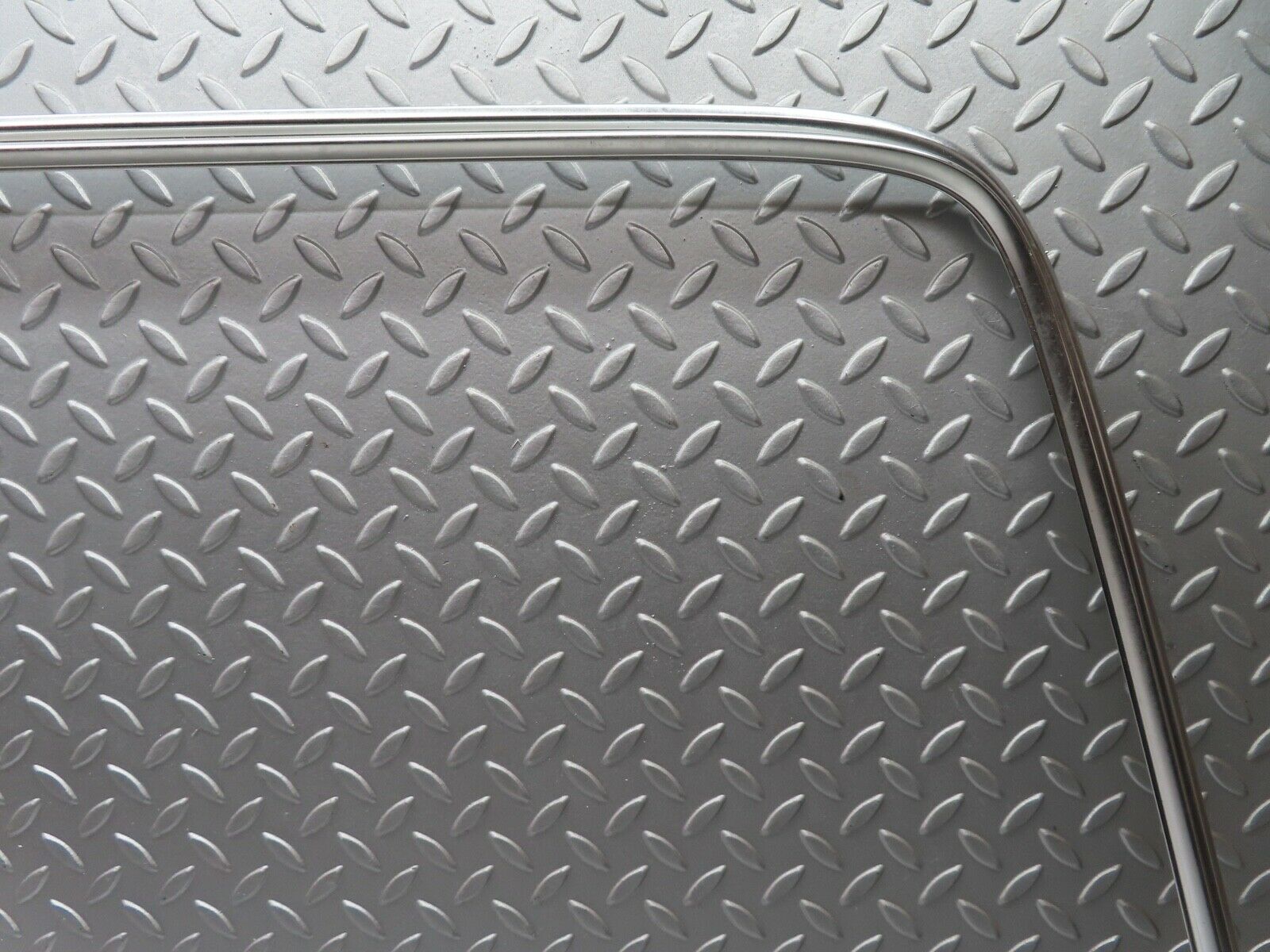21323 Mercedes-Benz W123 230E Rear Windscreen Chrome Frame