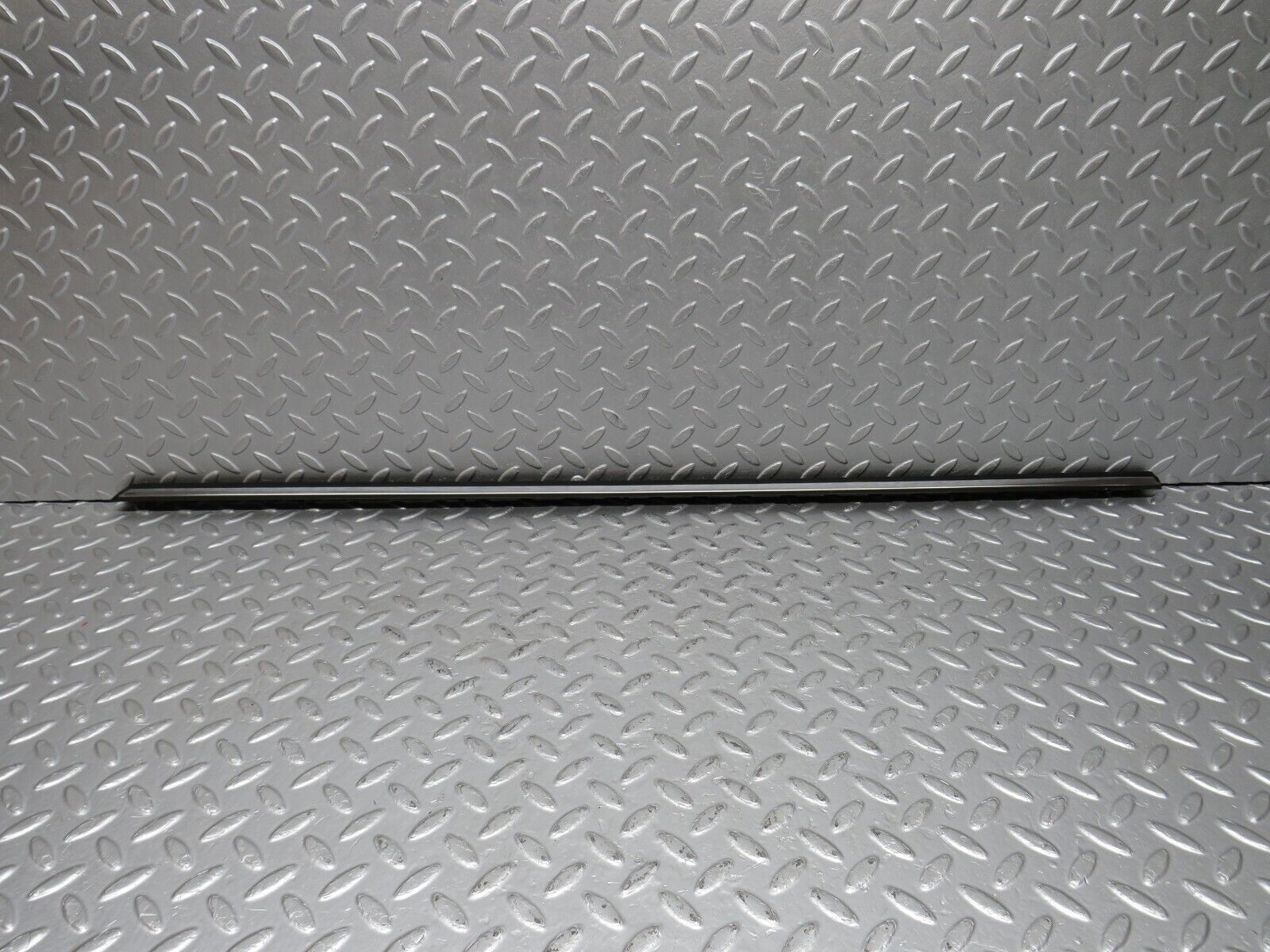 40640 Mercedes-Benz W123 300D Rear Right Door Centre Moulding Trim