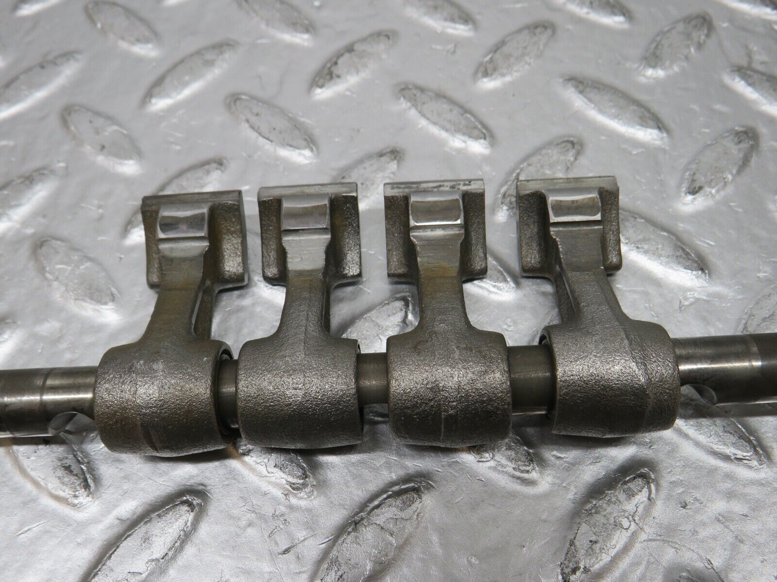 0362 Mercedes-Benz W123 220D  Camshaft Rocker Arm With Shaft