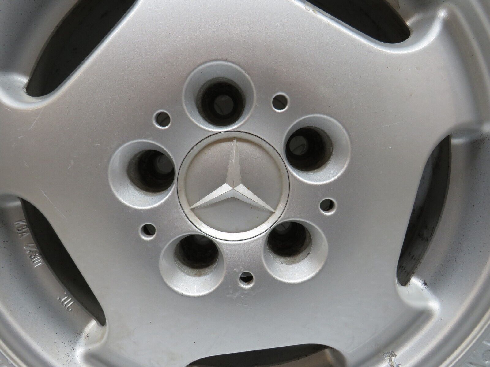 38188 Mercedes-Benz A124 Alloy Wheel 7Jx15H2 ET37 KBA44301