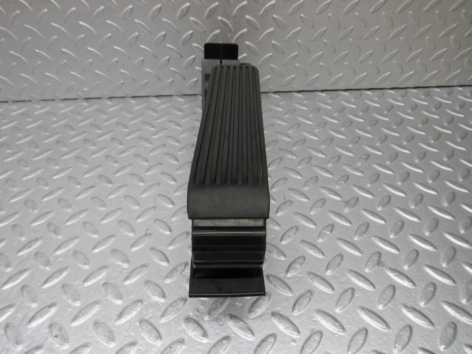 35219 Mercedes-Benz W221 Accelerator Pedal & Rubber 2203000104 2113010001
