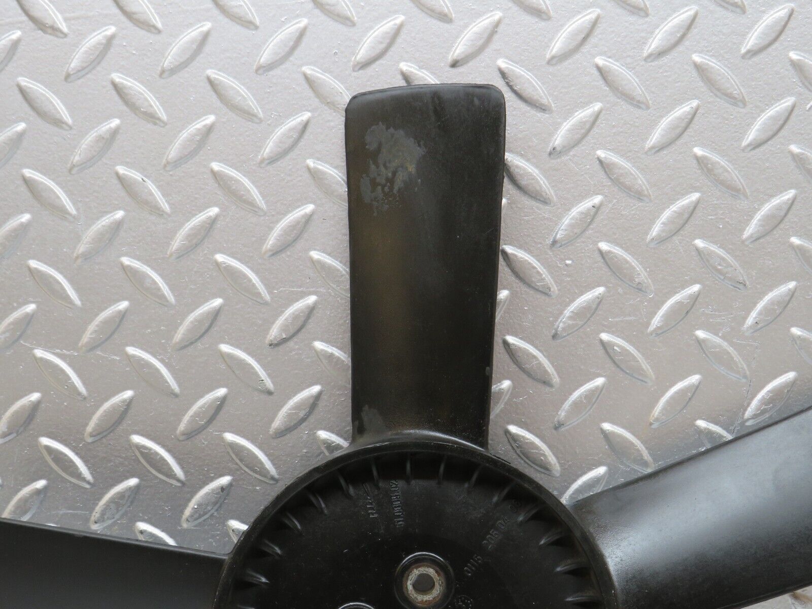 28438 Mercedes-Benz S123 240D Wagon Engine Cooling Fan 01152050406