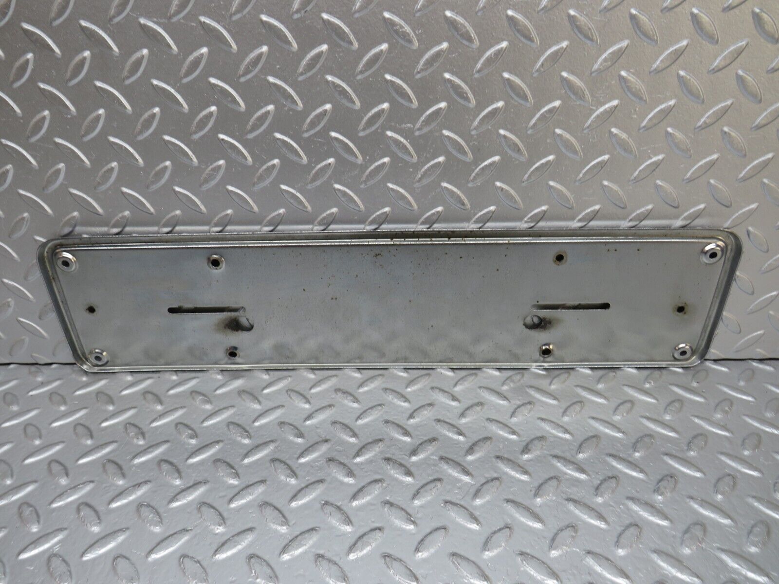 32512 Mercedes-Benz S124 300TE Wagon Rear number Plate Holder