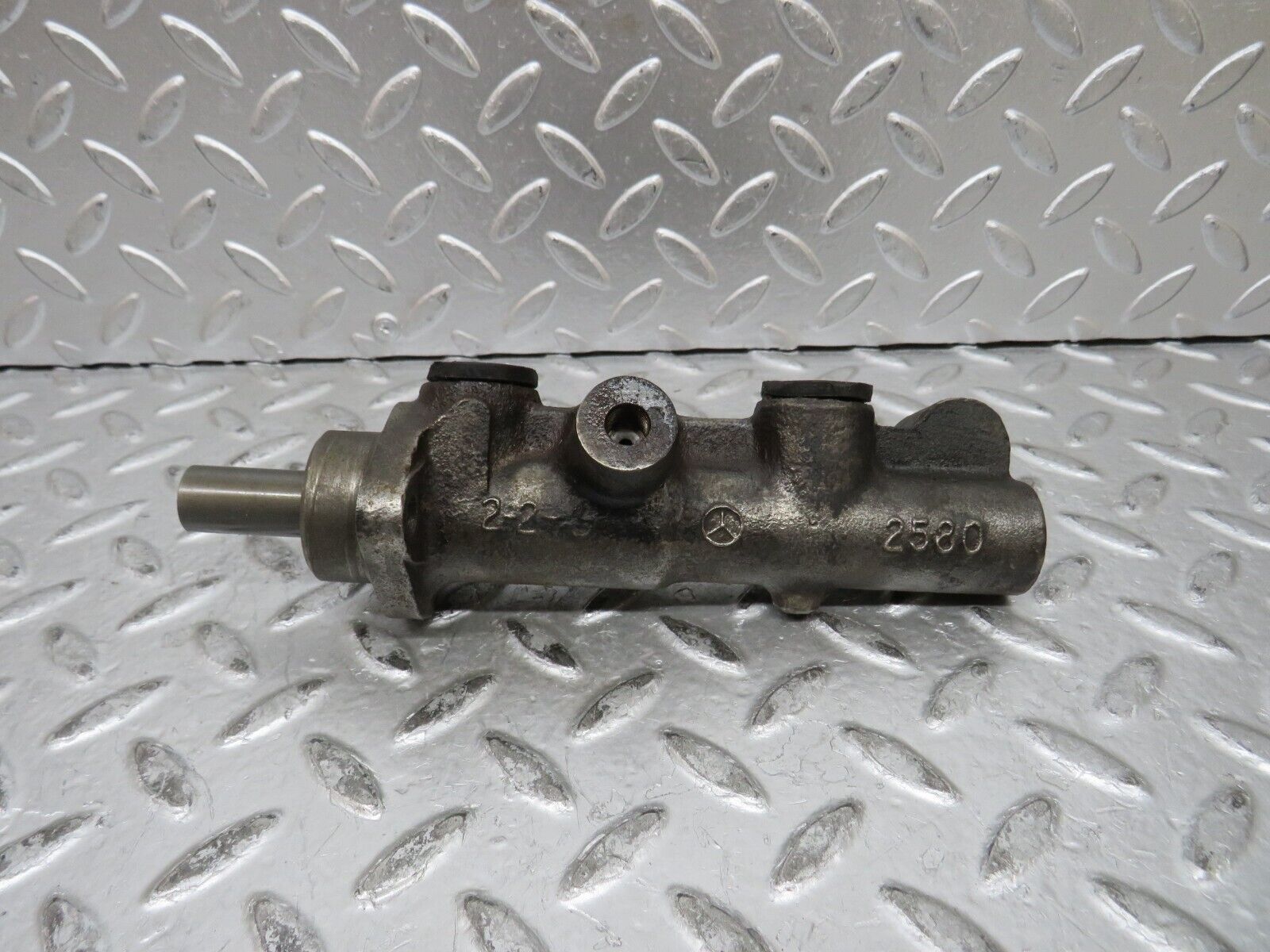 28707 Mercedes-Benz W123 230E Brake Master Cylinder Bendix 2580