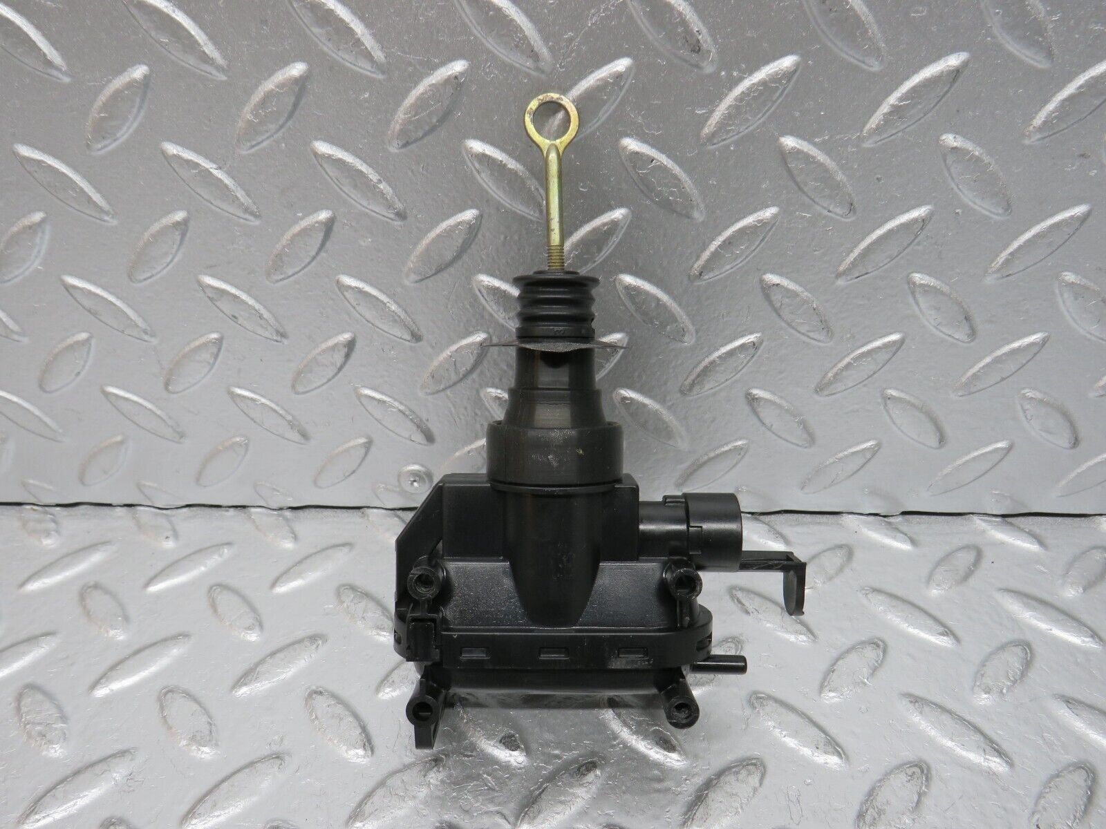 32447 Mercedes-Benz S124 300TE Wagon Door Lock Vacuum Actuator Front Left