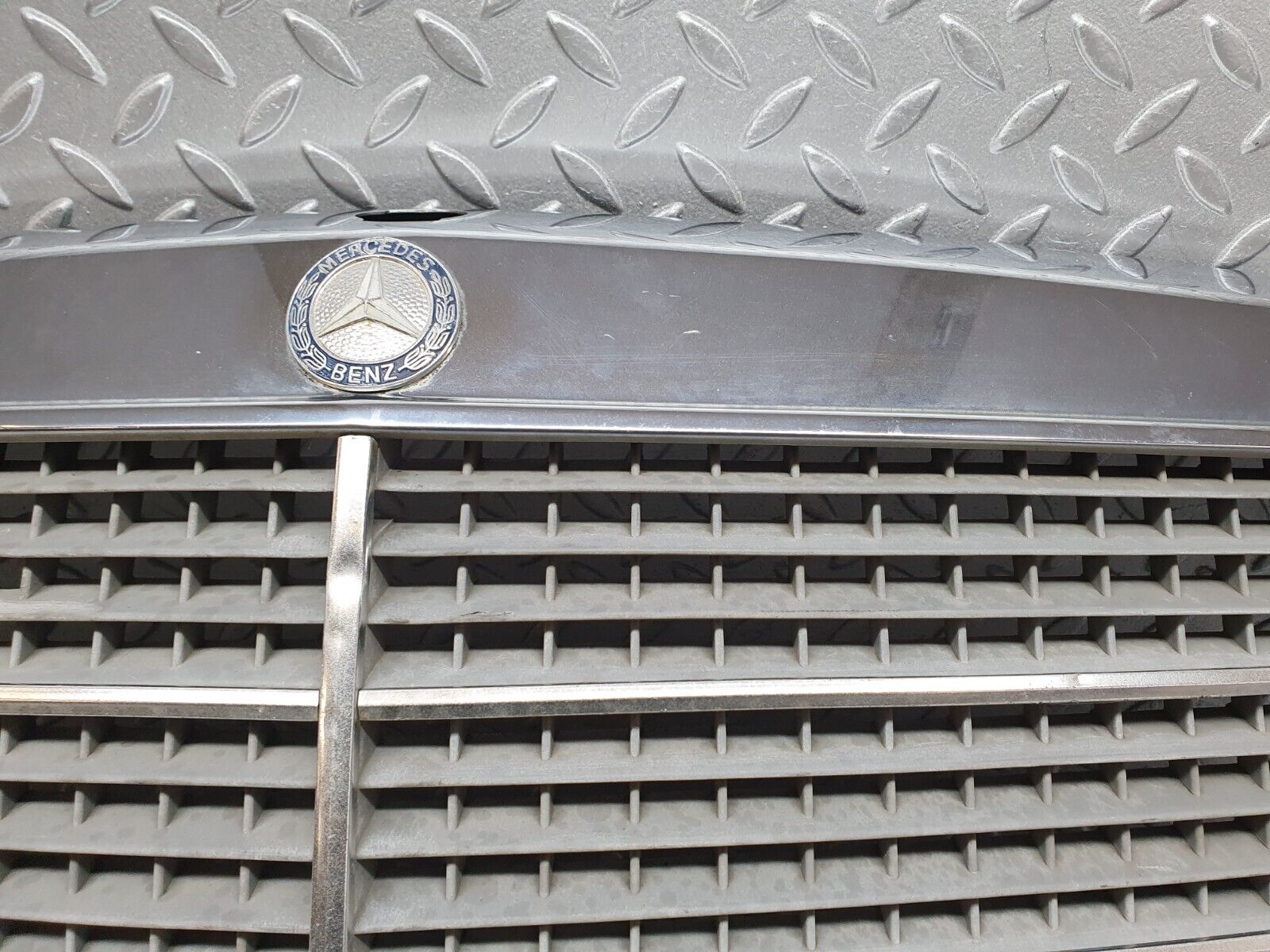 41221 Mercedes-Benz W126 300SE Bonnet Grill Chrome 1268880423