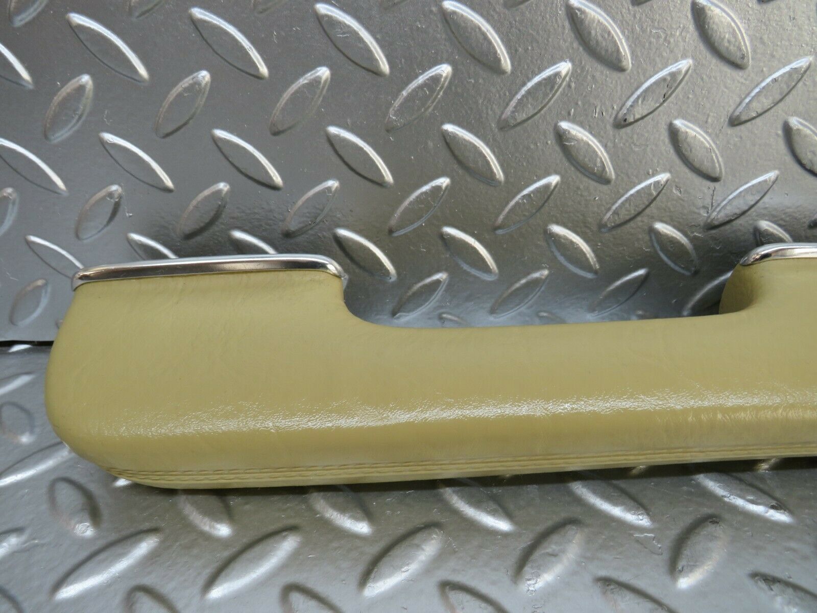 23933 Mercedes-Benz W123 280E Left Interior Door Handle Beige 1239701701