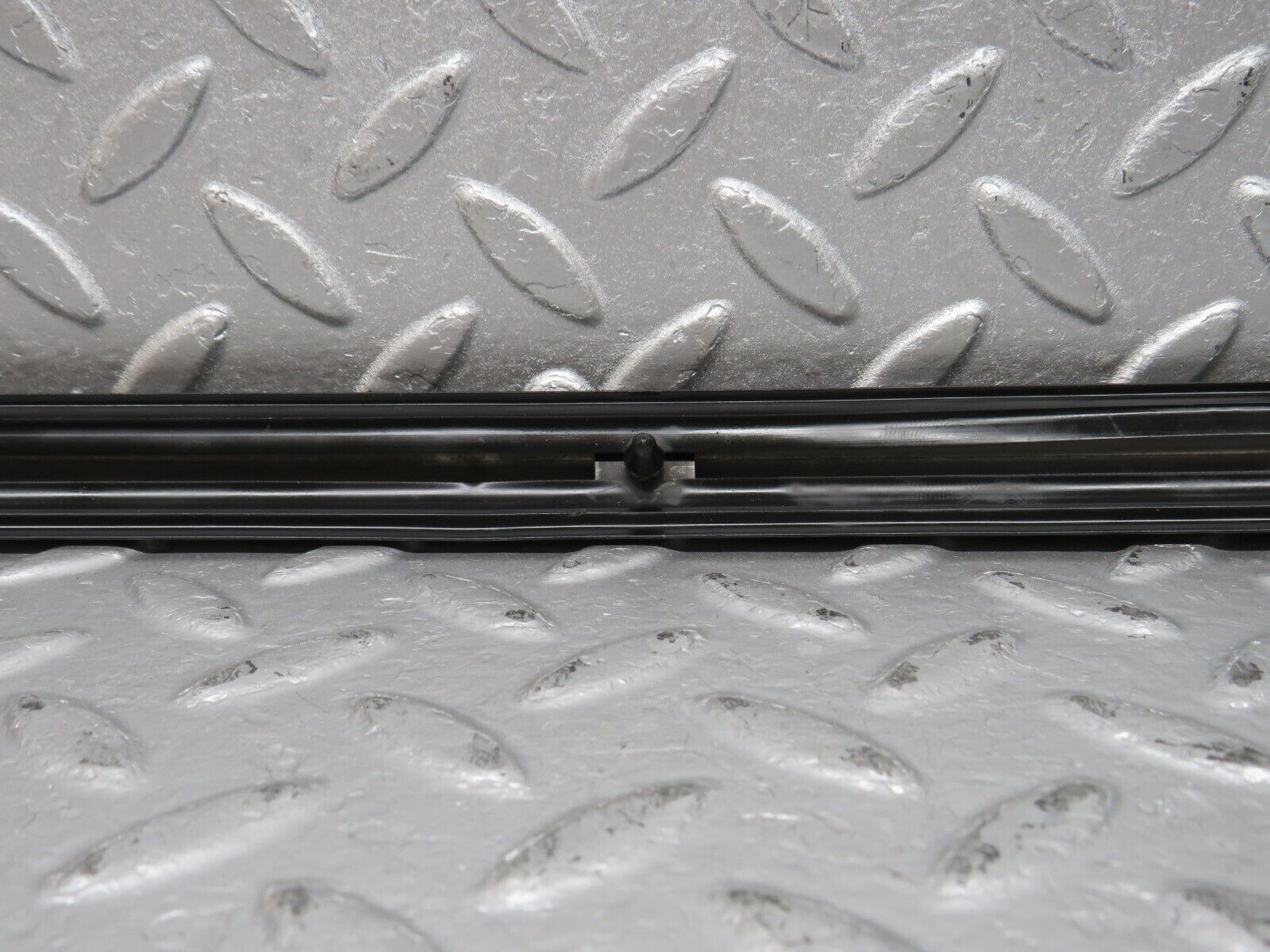 40638 Mercedes-Benz W123 300D Front Right Fender Wing Centre Moulding Trim