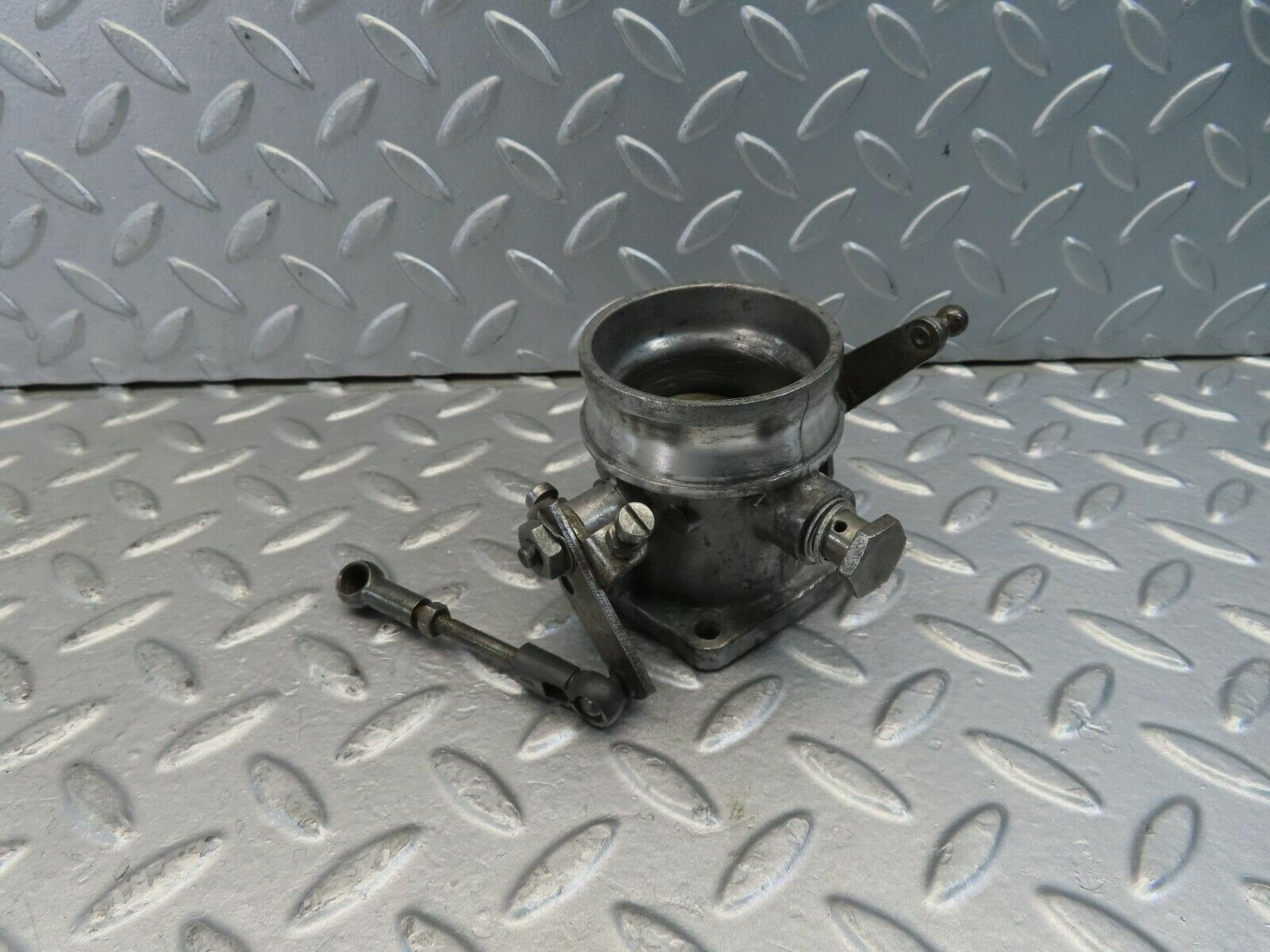 10960 Mercedes-Benz W115 220D Throttle Body Valve 6150710306