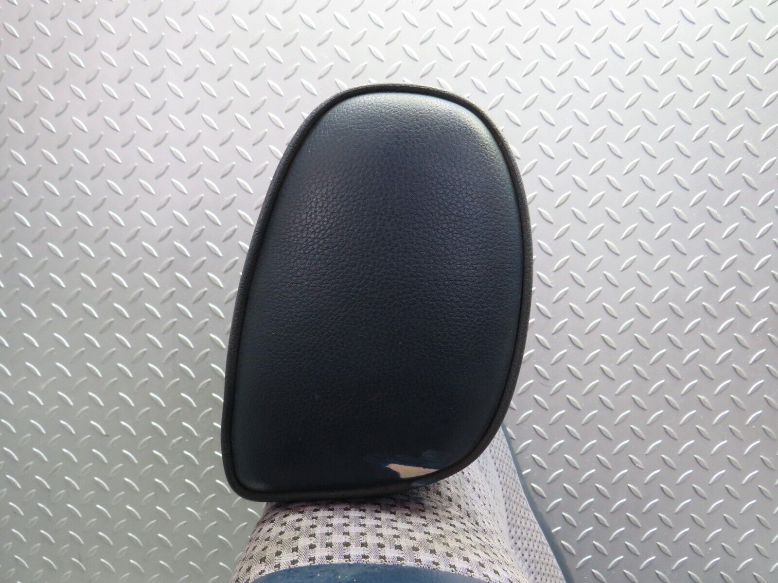 31135 Mercedes-Benz W123 200D Front Right Driver Seat Blue