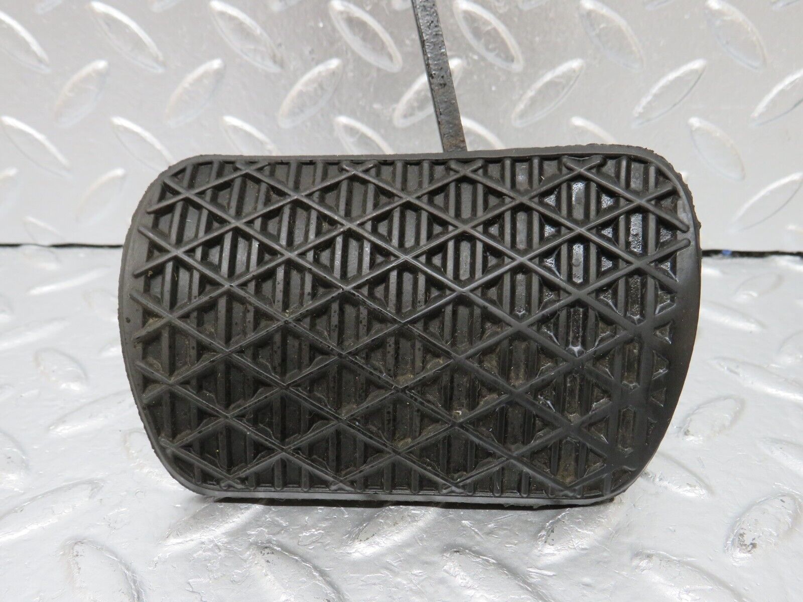 34096 Mercedes-Benz W124 260E Brake Pedal With Rubber 1232910082