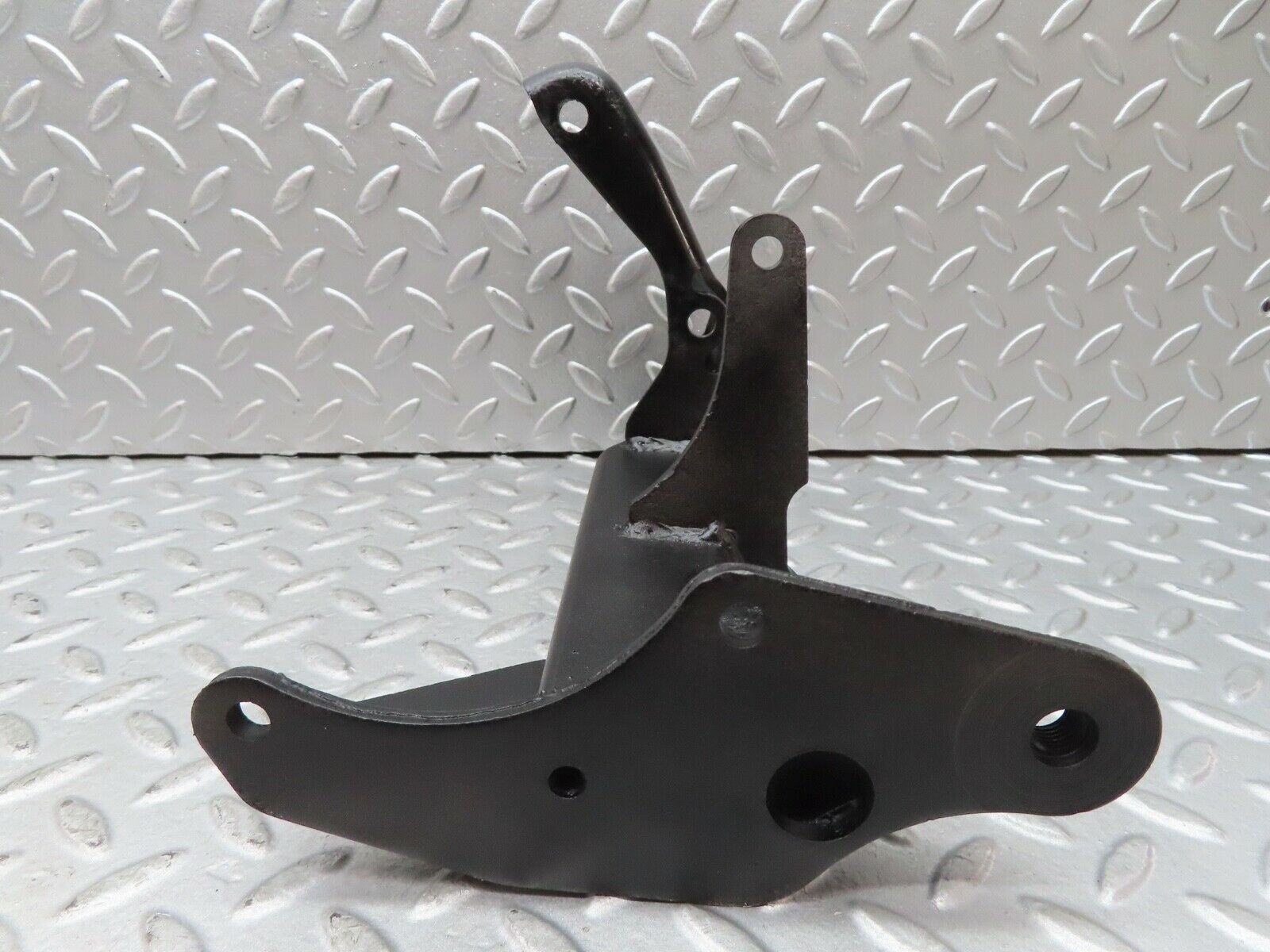 17803 Mercedes-Benz W116 450SEL Air Condition Compressor Mount Bracket