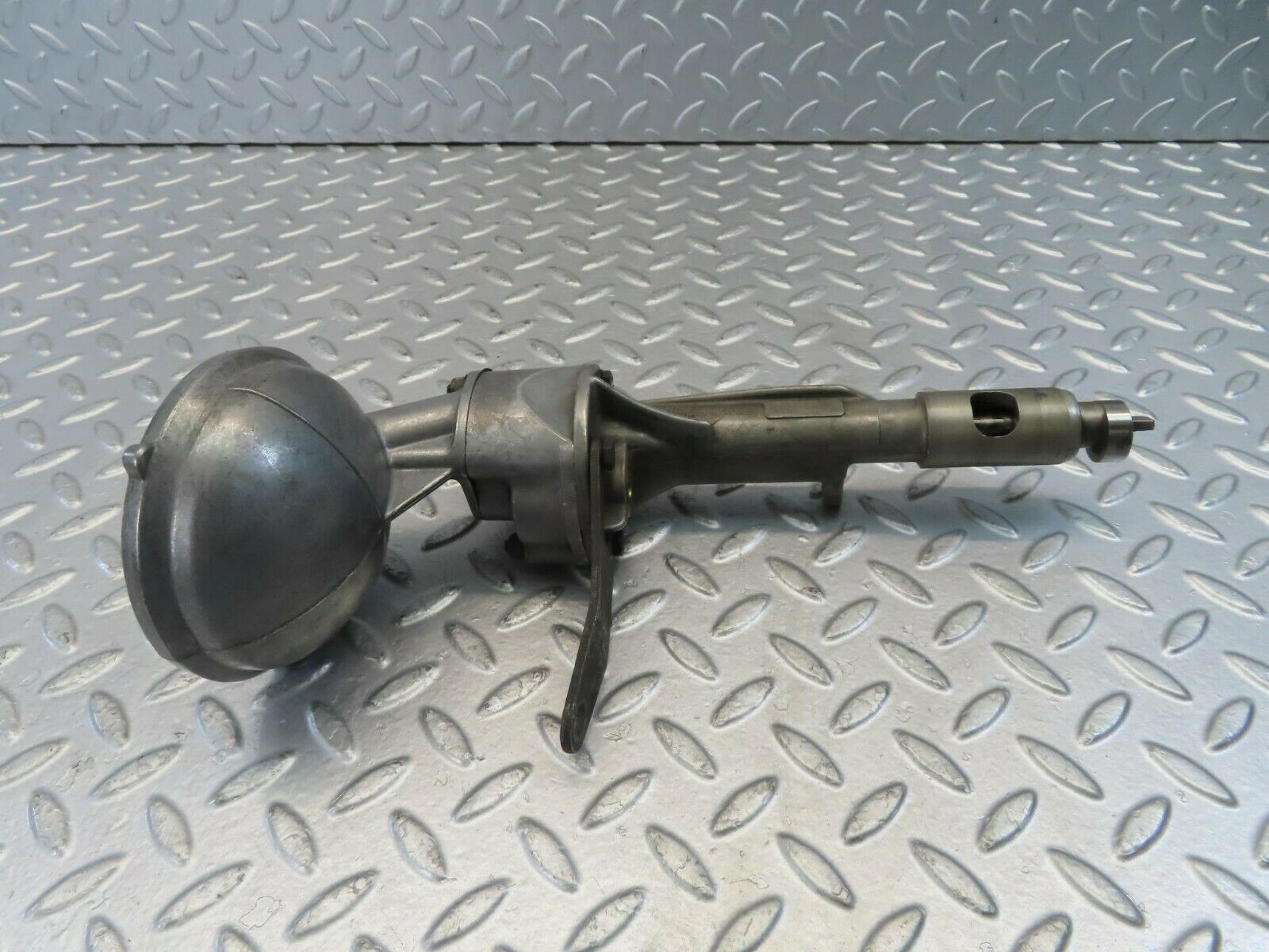 10952 Mercedes-Benz W115 220D Oil Pump