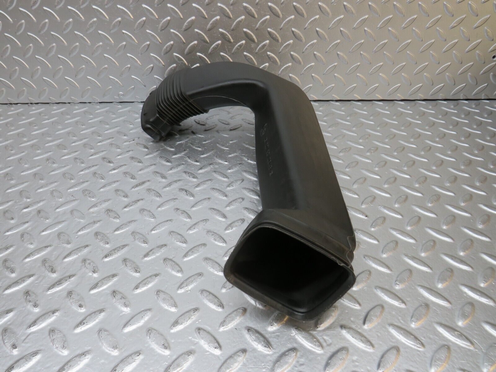 30611 Mercedes-Benz W201 190E 2.0L Air Duct Pipe Hose Left 2018310946
