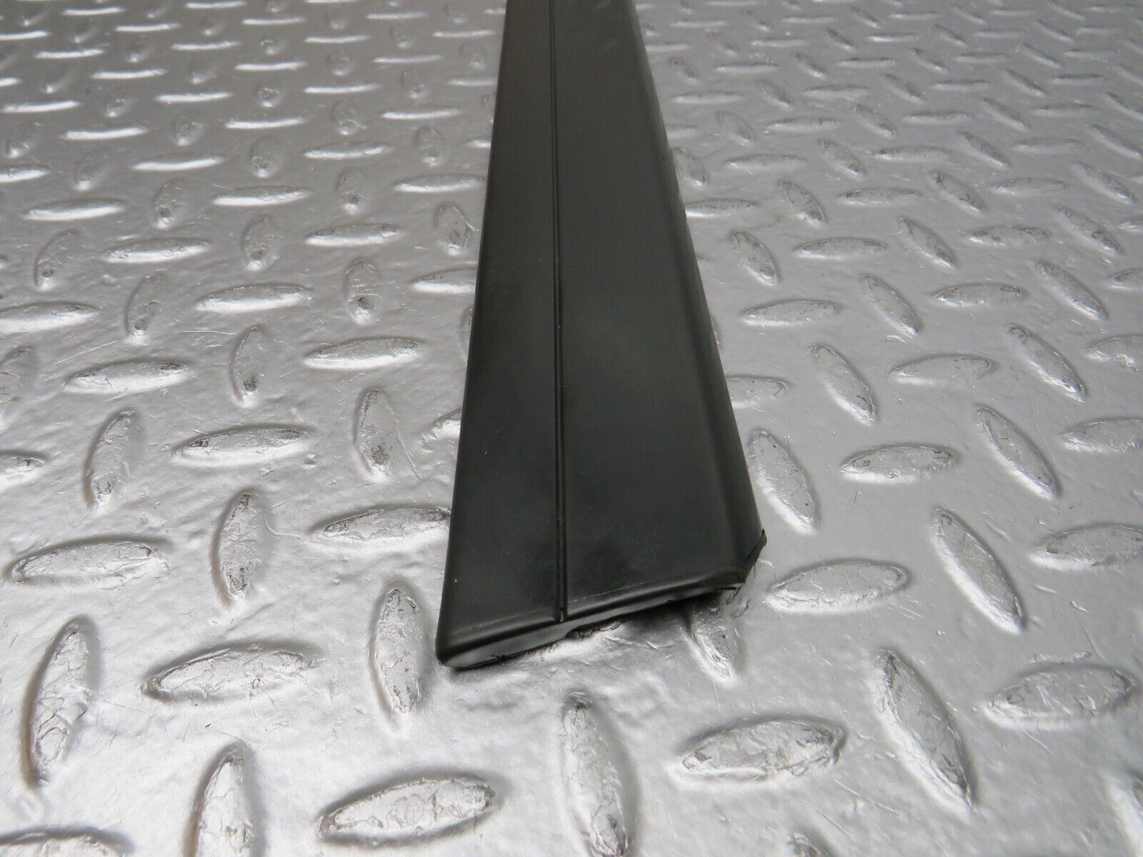 32305 Mercedes-Benz S124 300TE Wagon Rear Right Door Centre Moulding Trim