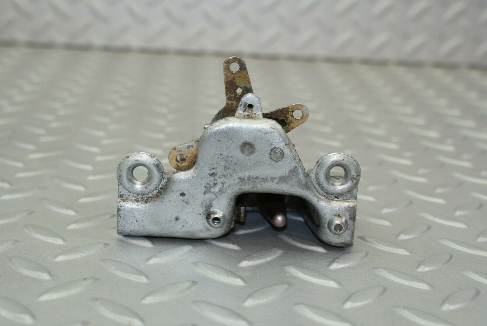 3122 Mercedes-Benz W115 220D Front Right Door Lock Mechanism