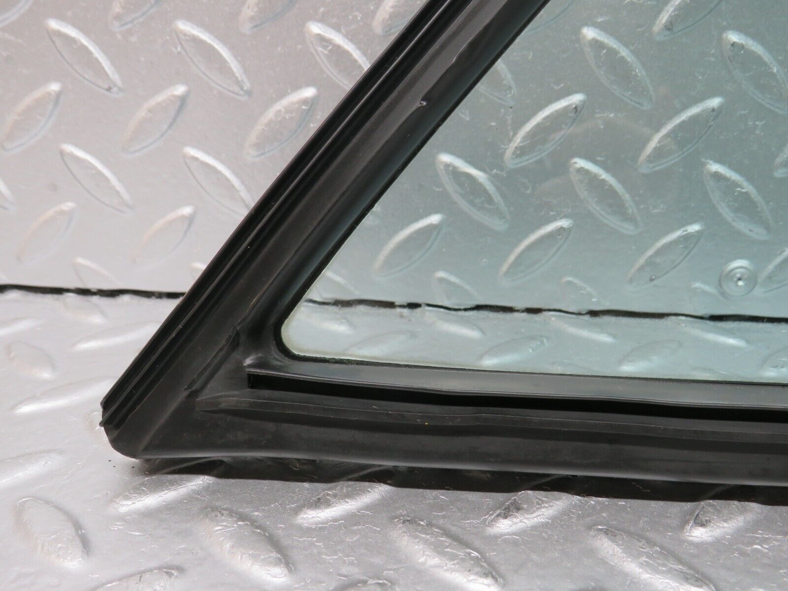 33145 Mercedes-Benz W126 Rear Left Quarter Window Glass 1267350124