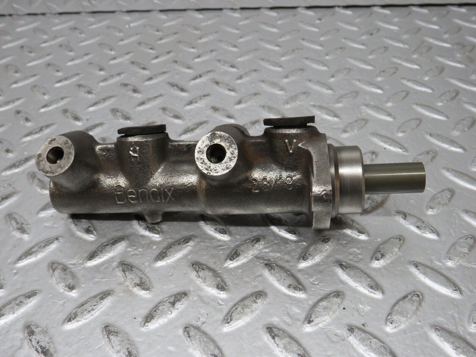 32139 Mercedes-Benz W123 230E Brake Master Cylinder Bendix
