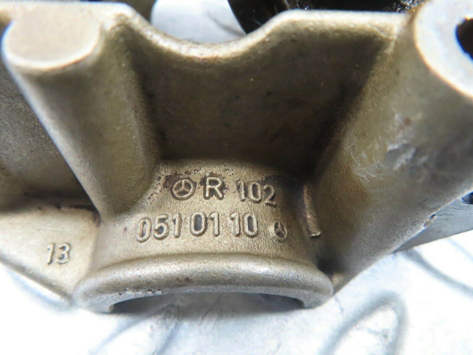 8574 Mercedes-Benz S123 Rocker Arms Camshaft Bearing Block 1020510110