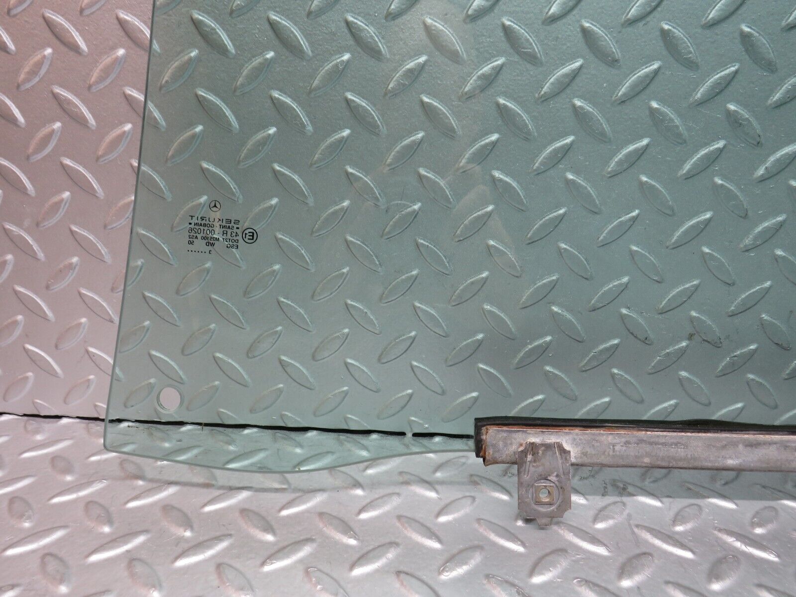 37874 Mercedes-Benz A124 320E Cabriolet Front Right Door Window Glass